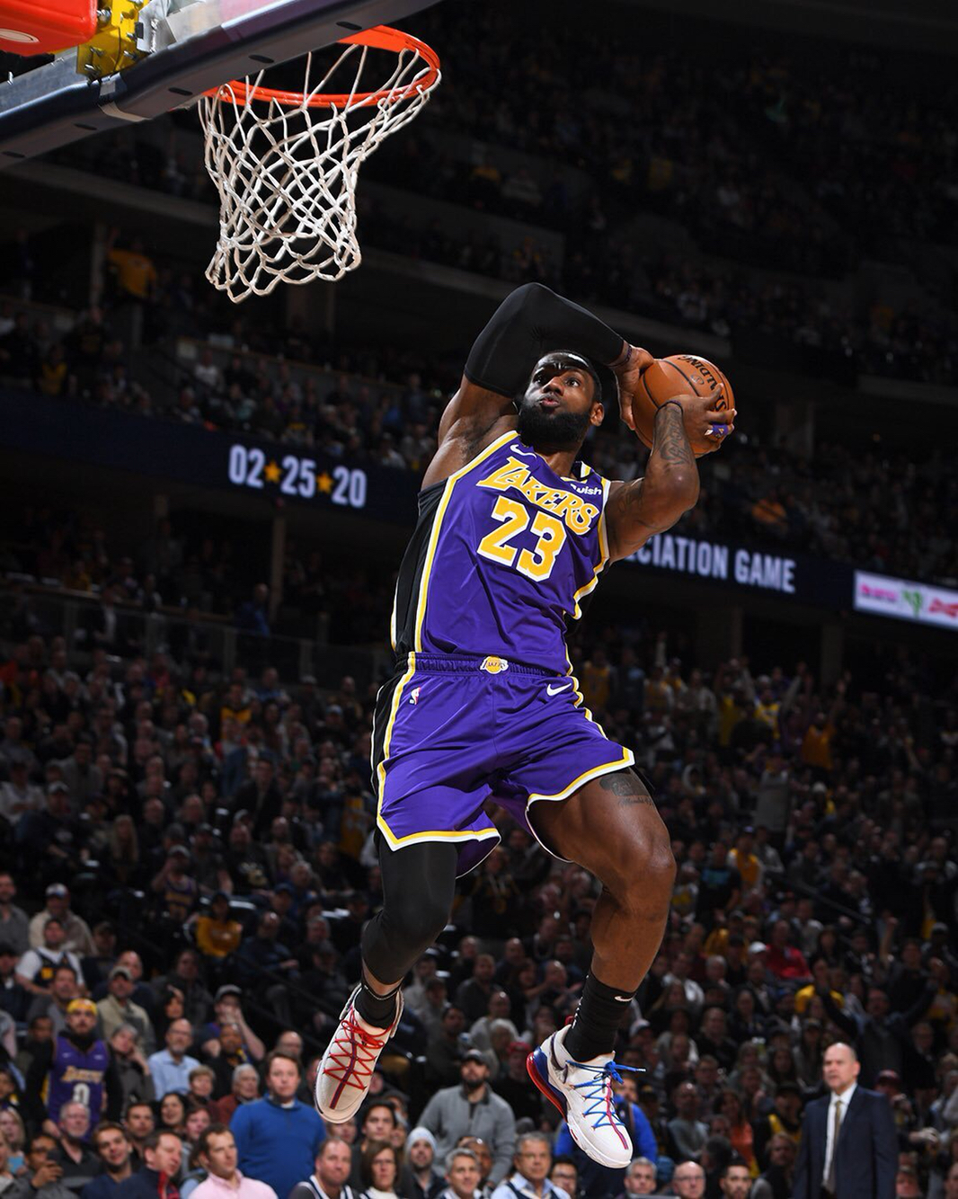 一边是杨瀚 一边是杨瀚